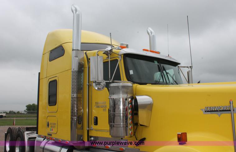 image for item H5811 2009 Kenworth W900L semi truck