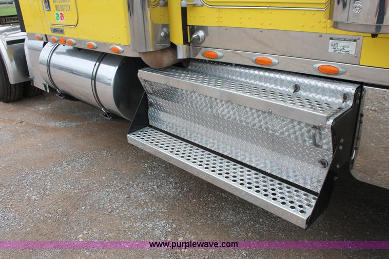 image for item H5811 2009 Kenworth W900L semi truck