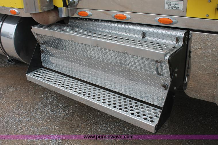 image for item H5811 2009 Kenworth W900L semi truck