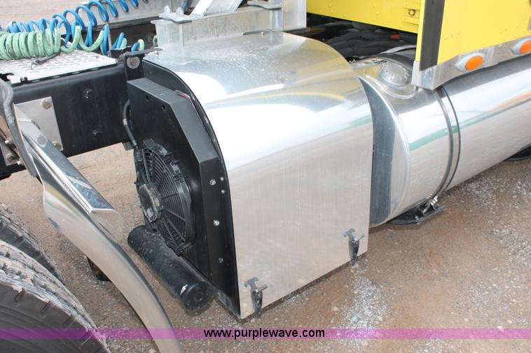 image for item H5811 2009 Kenworth W900L semi truck