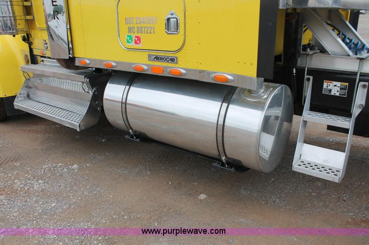 image for item H5811 2009 Kenworth W900L semi truck