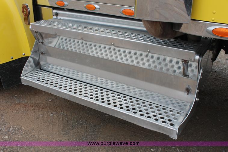 image for item H5811 2009 Kenworth W900L semi truck