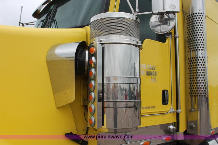 image for item H5811 2009 Kenworth W900L semi truck