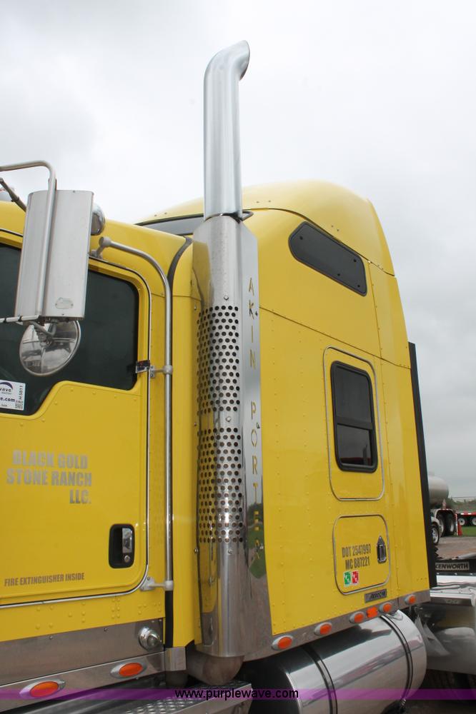 image for item H5811 2009 Kenworth W900L semi truck