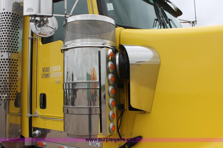 image for item H5811 2009 Kenworth W900L semi truck
