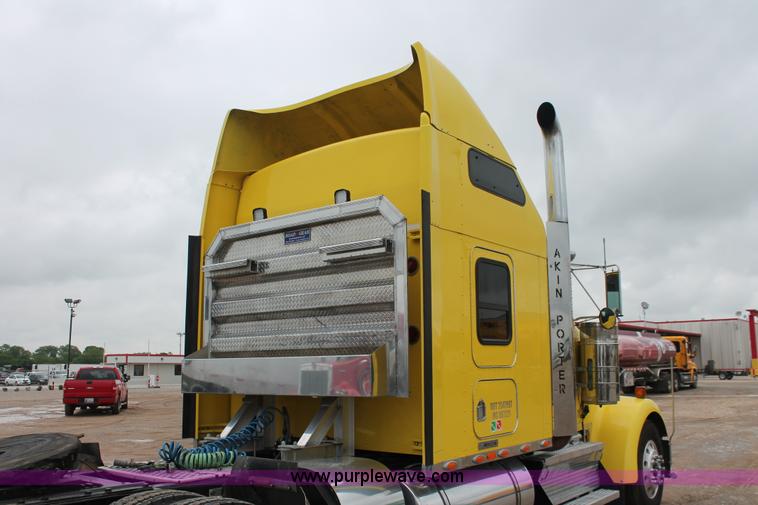 image for item H5811 2009 Kenworth W900L semi truck