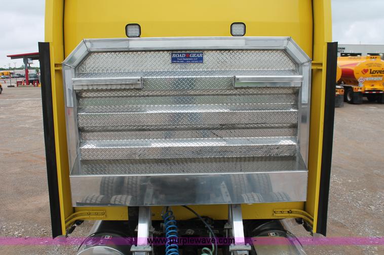 image for item H5811 2009 Kenworth W900L semi truck