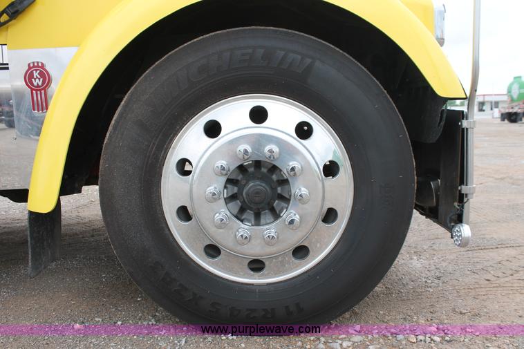 image for item H5811 2009 Kenworth W900L semi truck