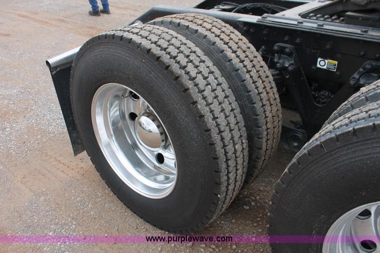 image for item H5811 2009 Kenworth W900L semi truck