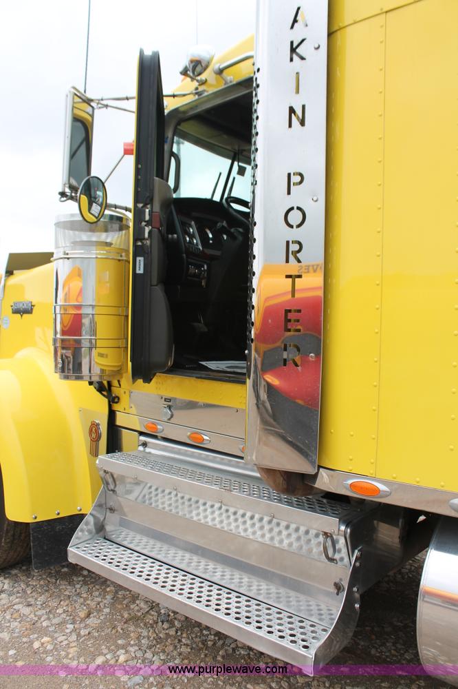 image for item H5811 2009 Kenworth W900L semi truck