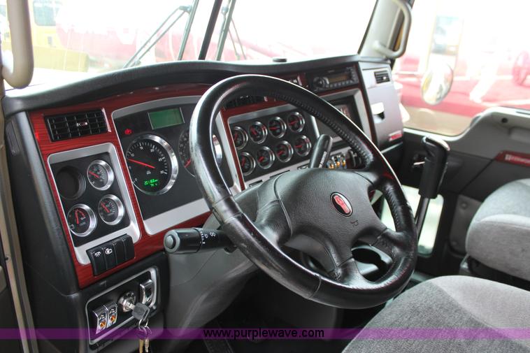 image for item H5811 2009 Kenworth W900L semi truck