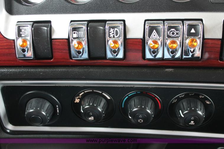 image for item H5811 2009 Kenworth W900L semi truck