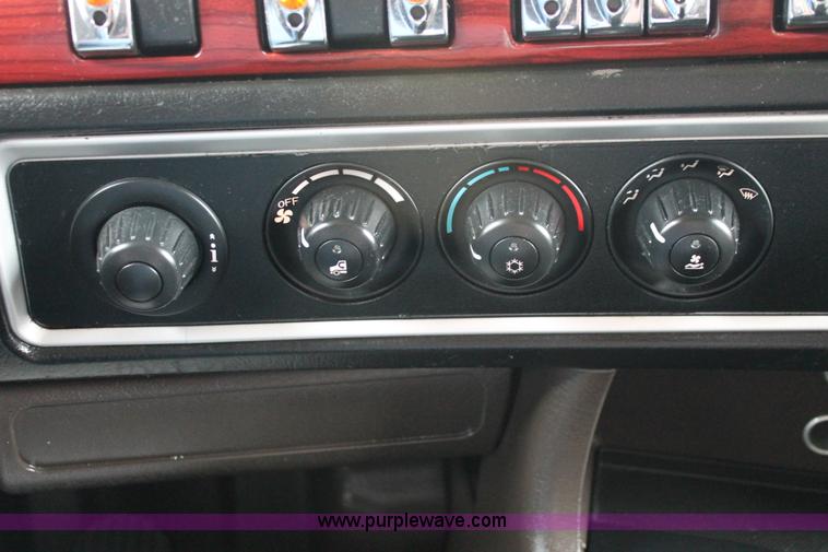 image for item H5811 2009 Kenworth W900L semi truck