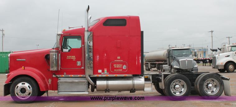 image for item H5812 2000 Kenworth W900 semi truck