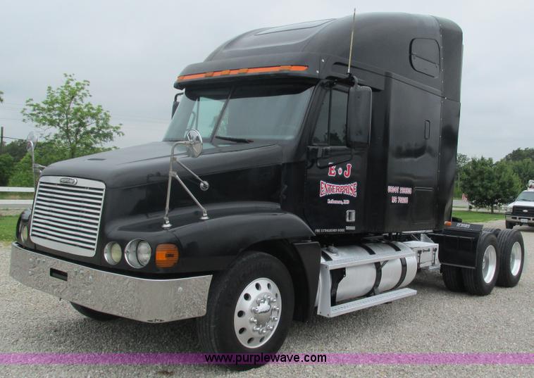 image for item J8528 2002 Freightliner Century Class ST120 semi truck