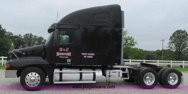 image for item J8528 2002 Freightliner Century Class ST120 semi truck