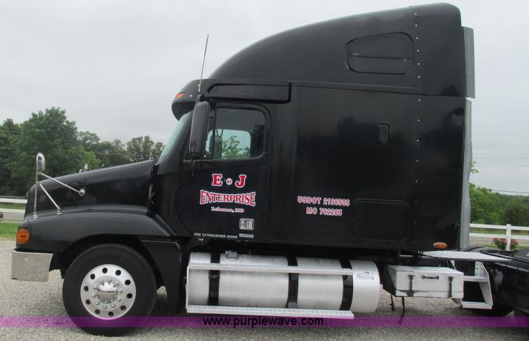 image for item J8528 2002 Freightliner Century Class ST120 semi truck