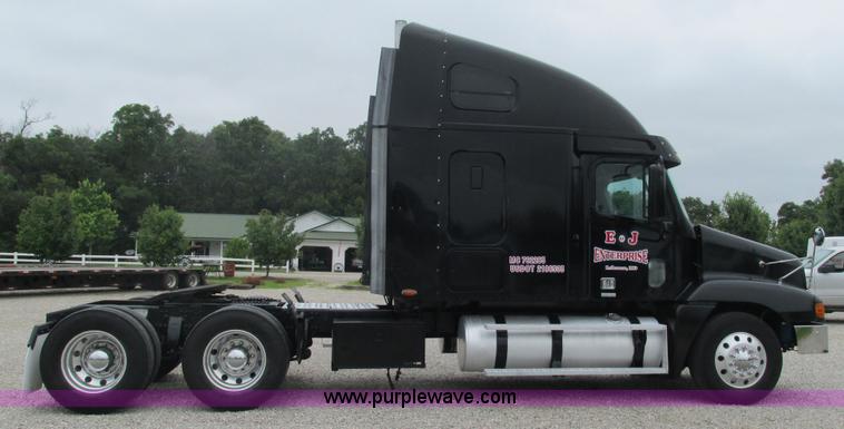 image for item J8528 2002 Freightliner Century Class ST120 semi truck