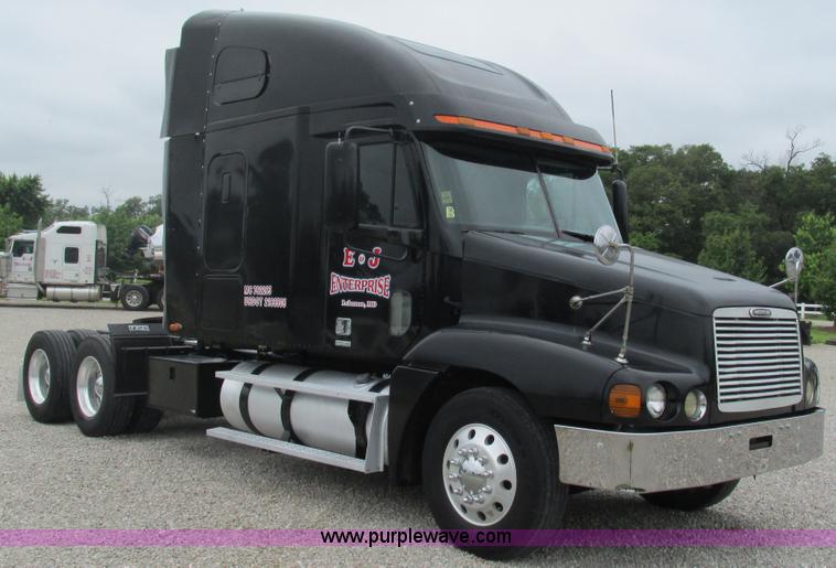 image for item J8528 2002 Freightliner Century Class ST120 semi truck