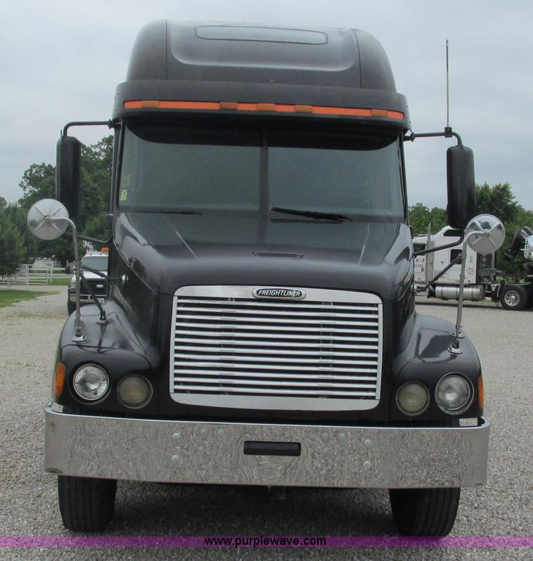 image for item J8528 2002 Freightliner Century Class ST120 semi truck