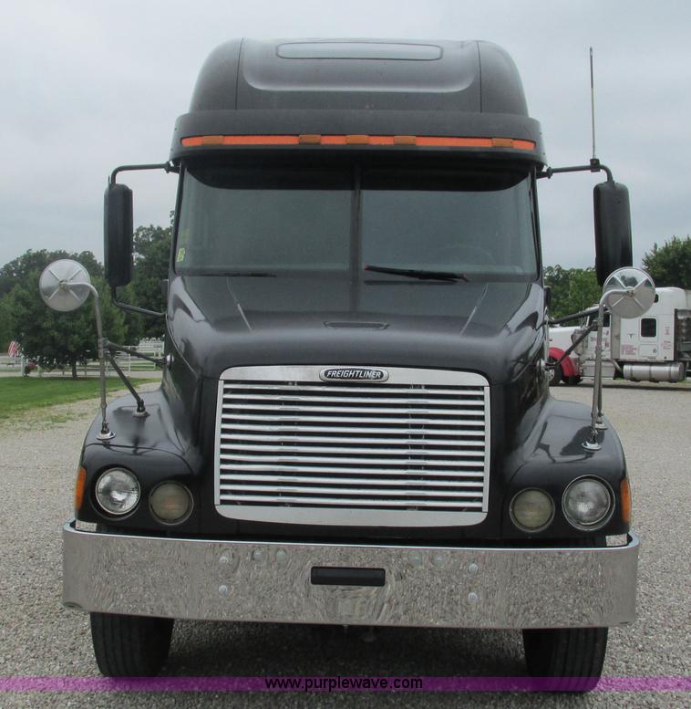 image for item J8528 2002 Freightliner Century Class ST120 semi truck