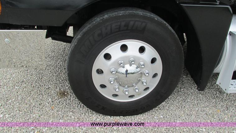 image for item J8528 2002 Freightliner Century Class ST120 semi truck