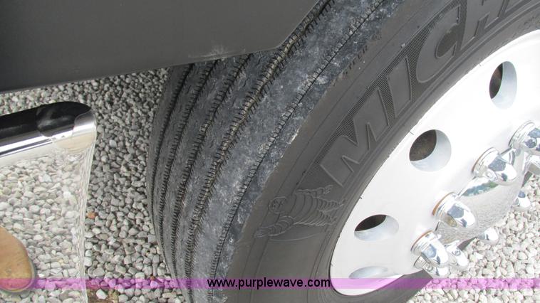 image for item J8528 2002 Freightliner Century Class ST120 semi truck