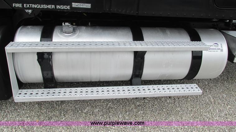 image for item J8528 2002 Freightliner Century Class ST120 semi truck