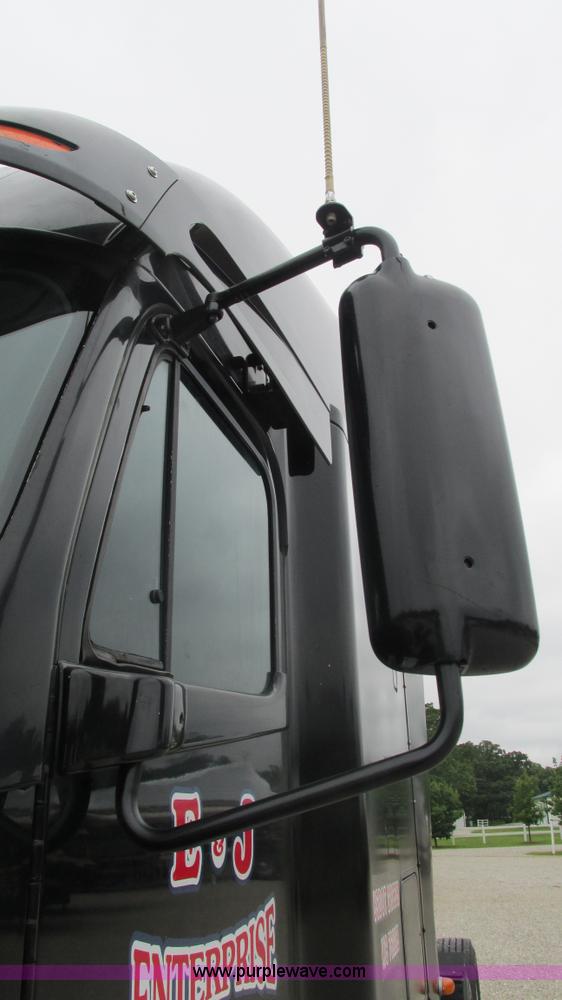 image for item J8528 2002 Freightliner Century Class ST120 semi truck