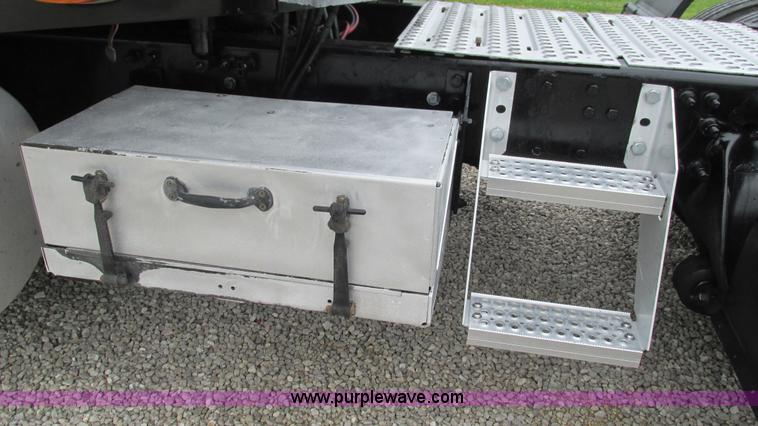 image for item J8528 2002 Freightliner Century Class ST120 semi truck