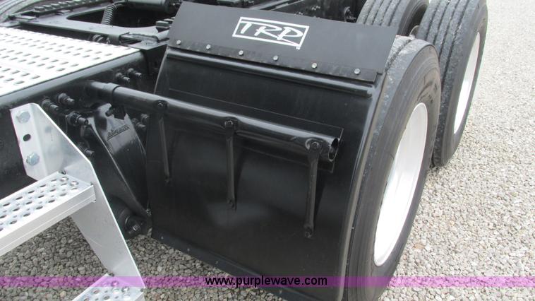 image for item J8528 2002 Freightliner Century Class ST120 semi truck