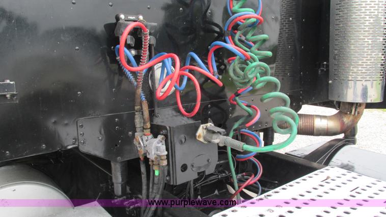 image for item J8528 2002 Freightliner Century Class ST120 semi truck