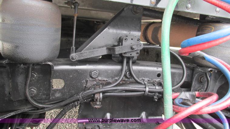 image for item J8528 2002 Freightliner Century Class ST120 semi truck