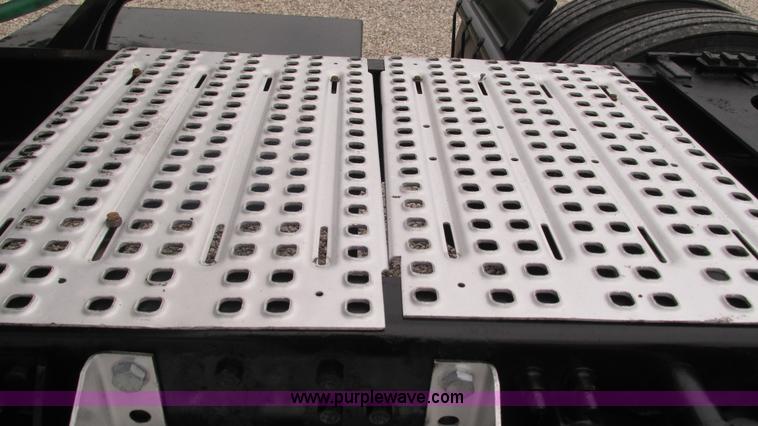 image for item J8528 2002 Freightliner Century Class ST120 semi truck