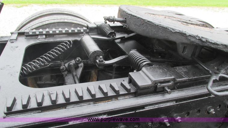 image for item J8528 2002 Freightliner Century Class ST120 semi truck