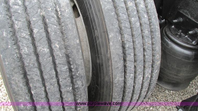 image for item J8528 2002 Freightliner Century Class ST120 semi truck