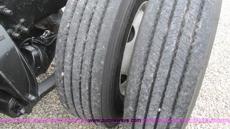 image for item J8528 2002 Freightliner Century Class ST120 semi truck