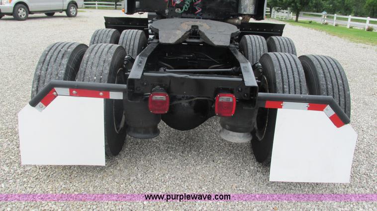 image for item J8528 2002 Freightliner Century Class ST120 semi truck