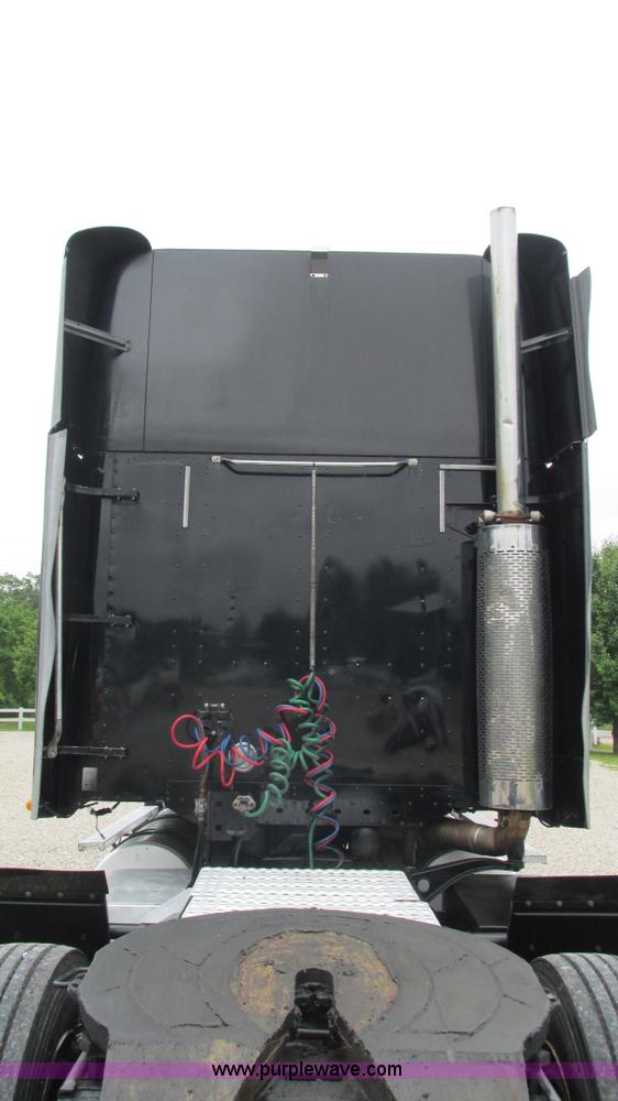 image for item J8528 2002 Freightliner Century Class ST120 semi truck