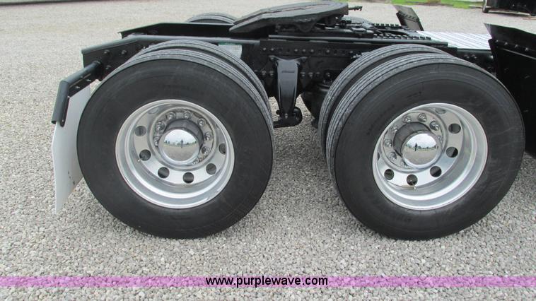 image for item J8528 2002 Freightliner Century Class ST120 semi truck