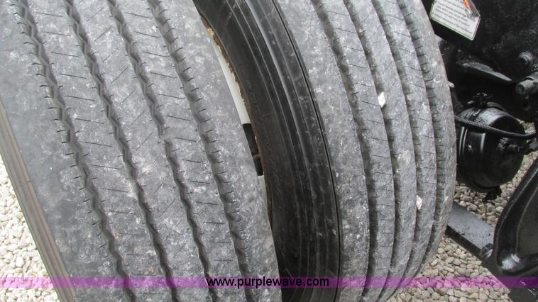 image for item J8528 2002 Freightliner Century Class ST120 semi truck