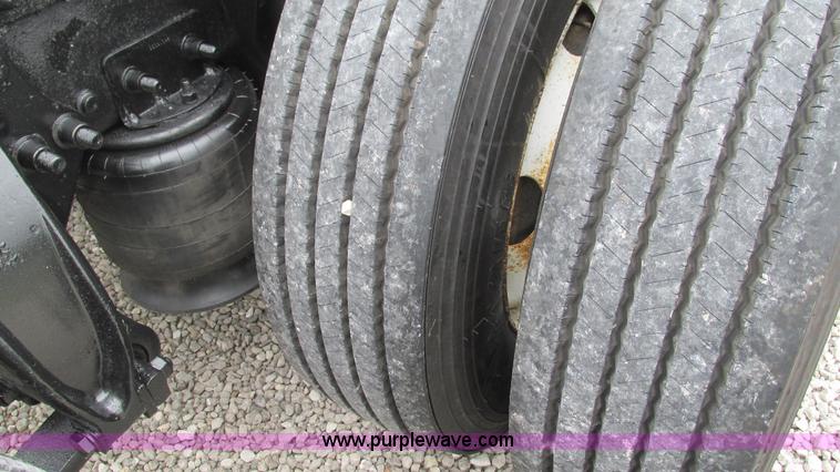 image for item J8528 2002 Freightliner Century Class ST120 semi truck