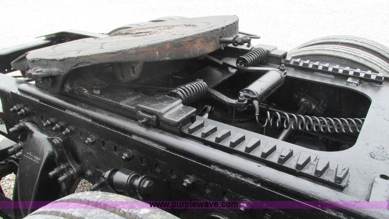 image for item J8528 2002 Freightliner Century Class ST120 semi truck