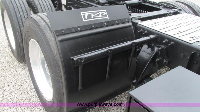 image for item J8528 2002 Freightliner Century Class ST120 semi truck