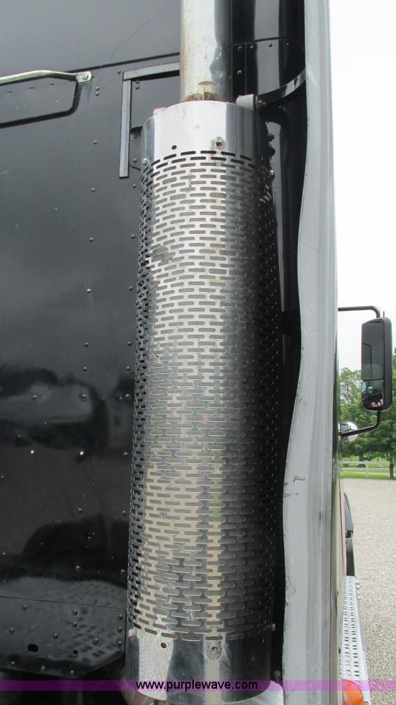 image for item J8528 2002 Freightliner Century Class ST120 semi truck