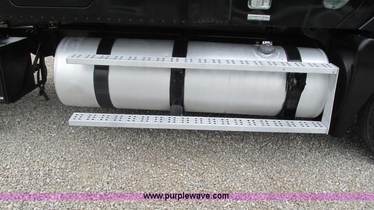 image for item J8528 2002 Freightliner Century Class ST120 semi truck