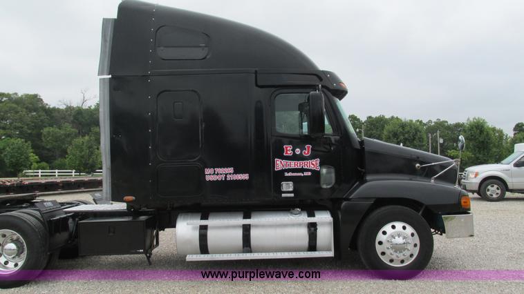 image for item J8528 2002 Freightliner Century Class ST120 semi truck