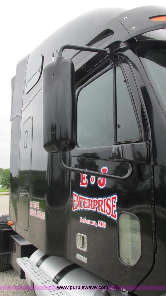 image for item J8528 2002 Freightliner Century Class ST120 semi truck