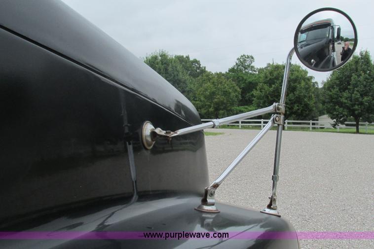 image for item J8528 2002 Freightliner Century Class ST120 semi truck