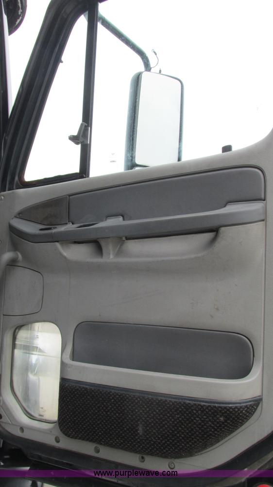 image for item J8528 2002 Freightliner Century Class ST120 semi truck